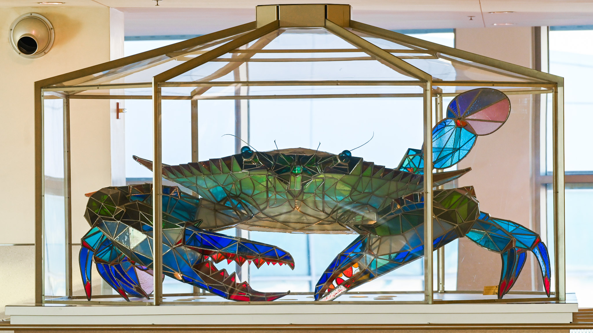 Photgraph of stained glass crab in display case at BWI Marshall Airport
